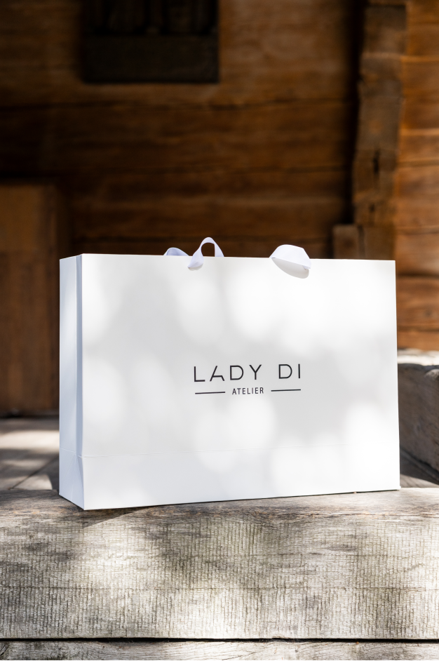 Branded bag in an exclusive size.