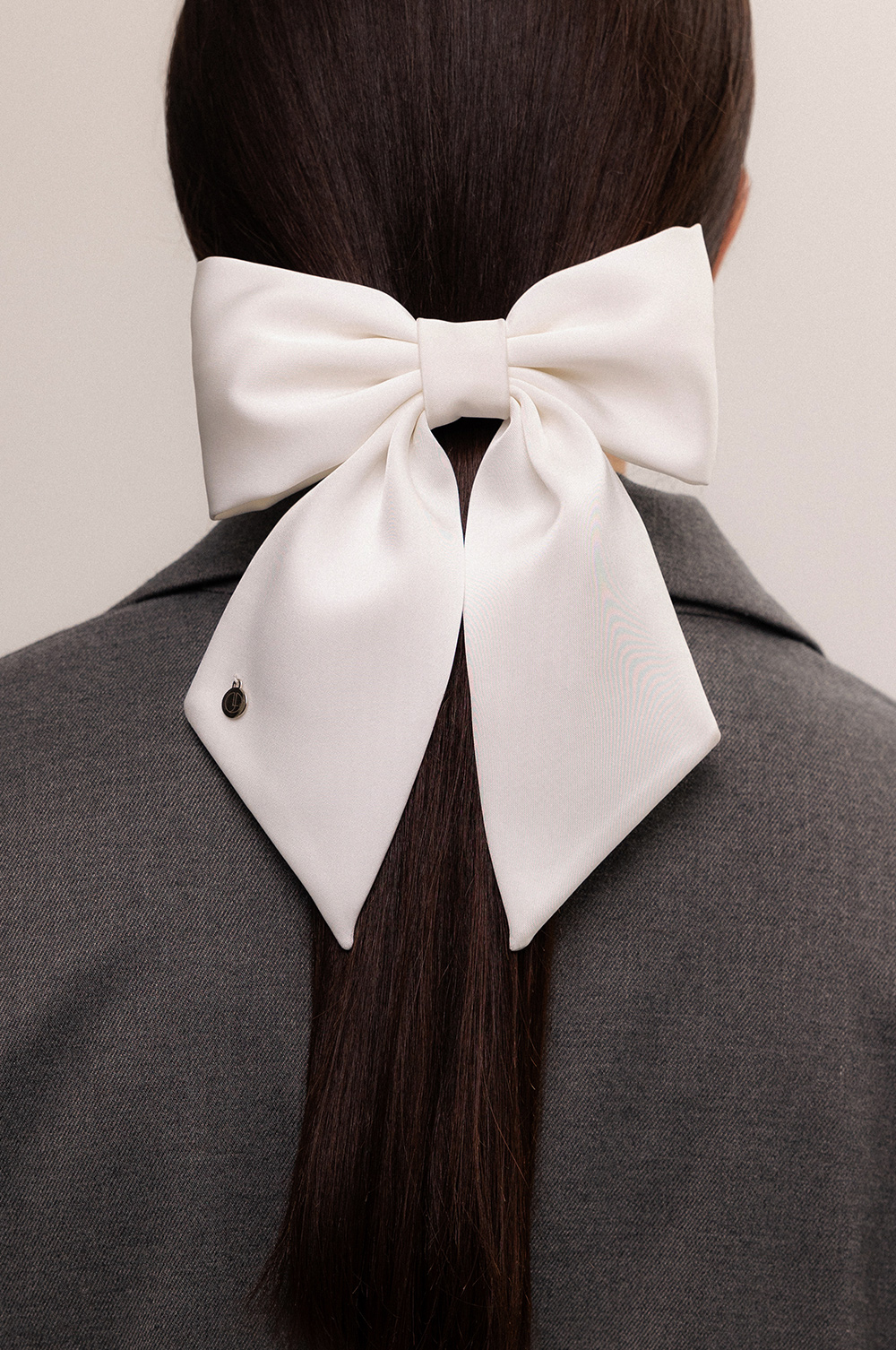 Classic-shaped bow in white colour  1